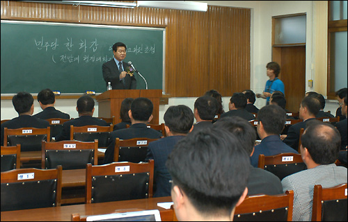 한화갑 전 대표는 전남대에서 강연회를 갖고 "신당창당은 지역주의 조장"이라고 비난했다. 